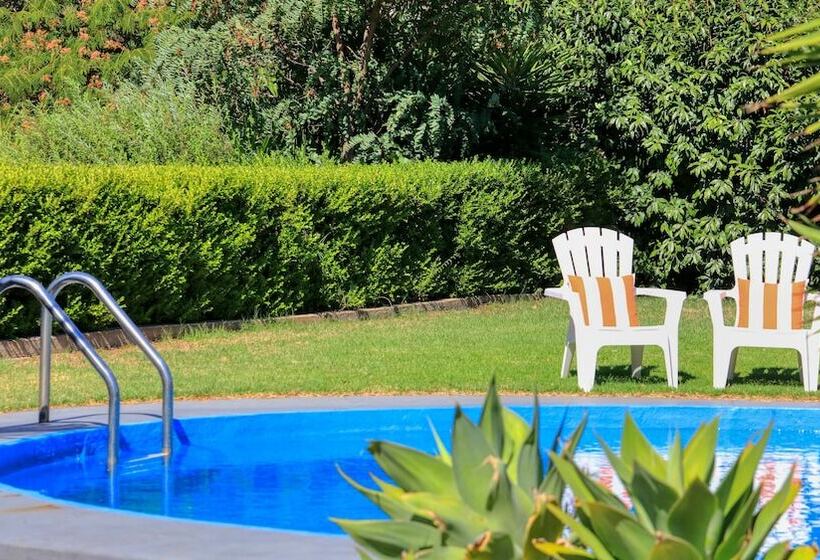 Hotel Country Leisure Motor Inn