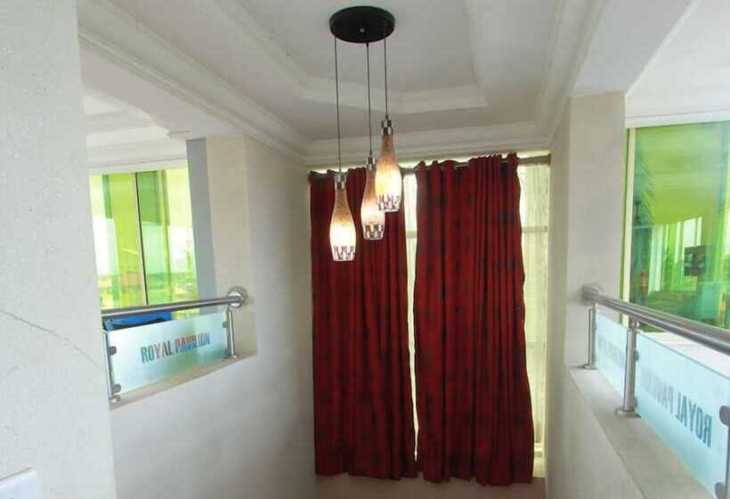 هتل Esado Conference Centre And Suites