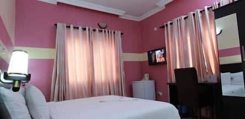 هتل Esado Conference Centre And Suites