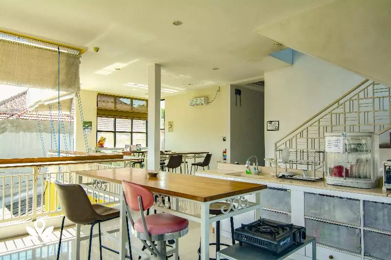 ホテル Family Guest House Kupang Baru