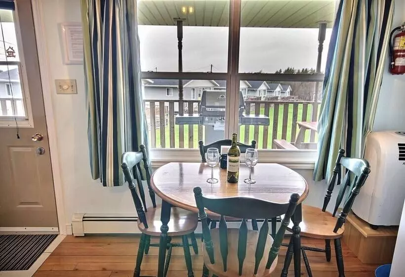 Cavendish Bosom Buddies Cottage Resort