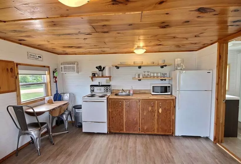 Cavendish Bosom Buddies Cottage Resort