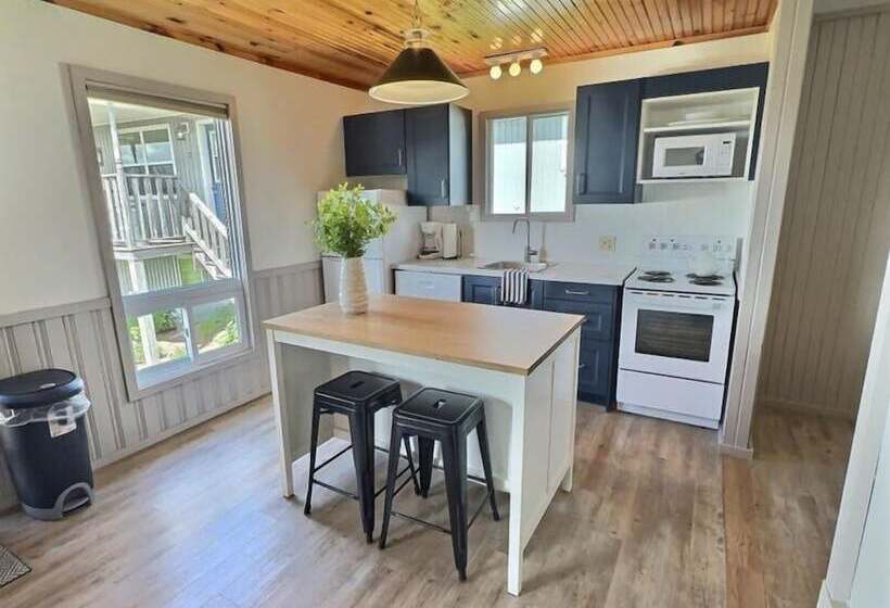 Cavendish Bosom Buddies Cottage Resort