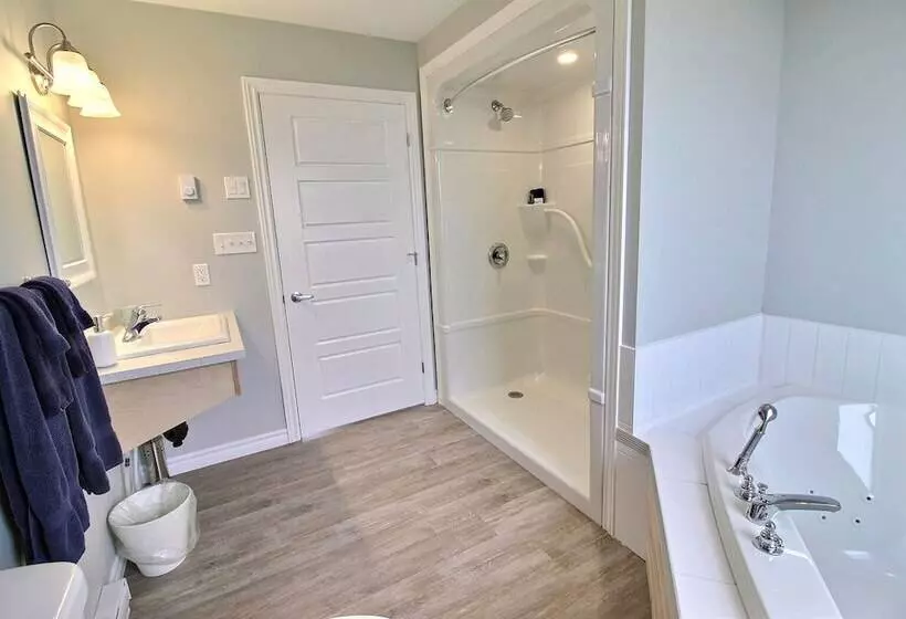 Cavendish Bosom Buddies Cottage Resort