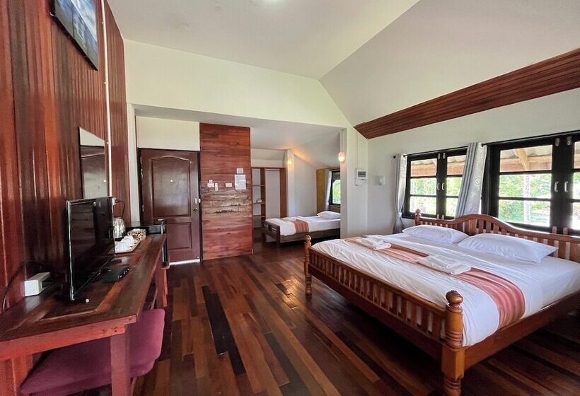 Hotel The Chevalley Beach Resort