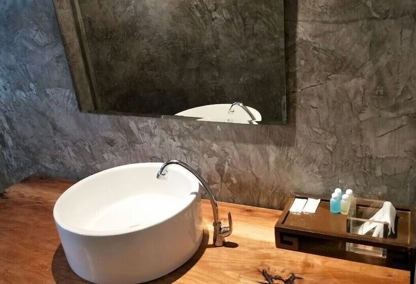 Hotel The Chevalley Beach Resort