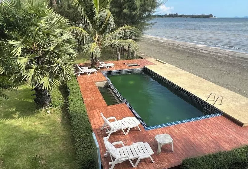 Hotelli The Chevalley Beach Resort