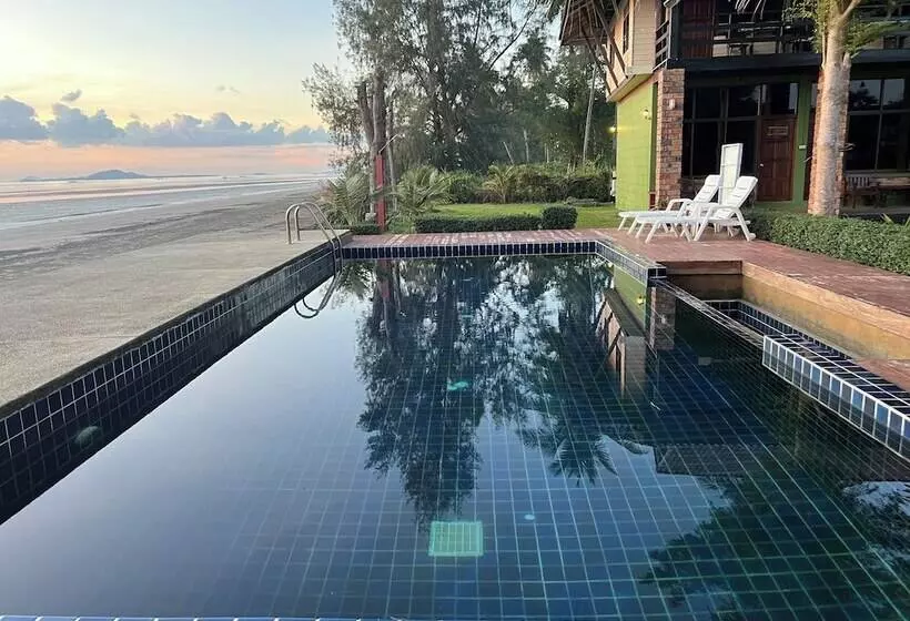 Hotelli The Chevalley Beach Resort