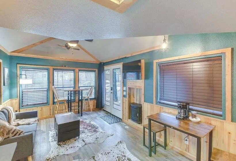 Peaceful Lake Almanor Hideaway, Fish, Hunt + Hike!