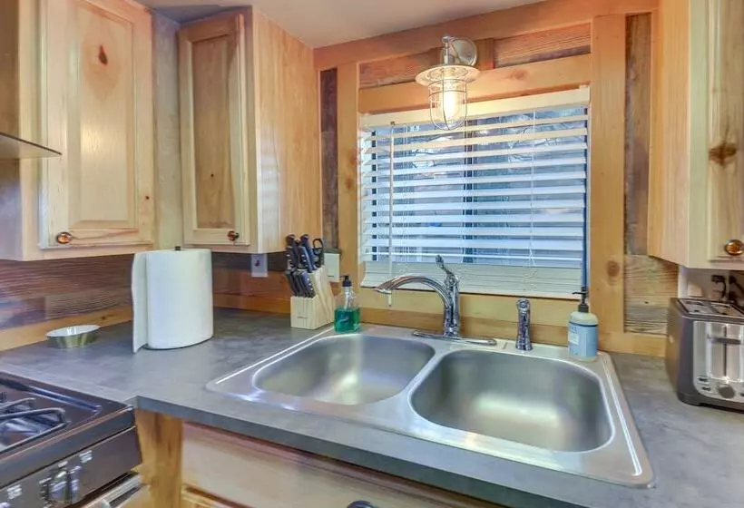 Peaceful Lake Almanor Hideaway, Fish, Hunt + Hike!