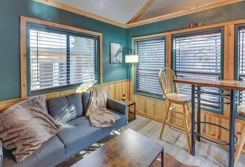 Peaceful Lake Almanor Hideaway, Fish, Hunt + Hike!