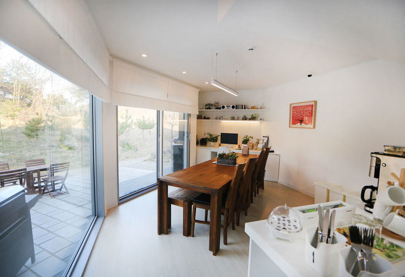 Runway Guesthouse Hostel