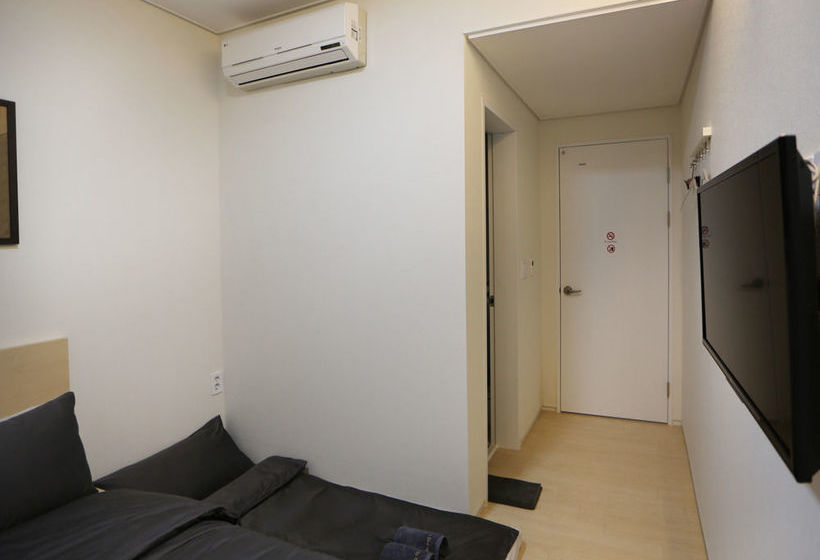 Runway Guesthouse Hostel