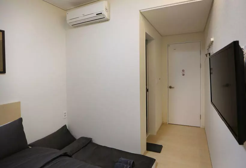 Runway Guesthouse  Hostel