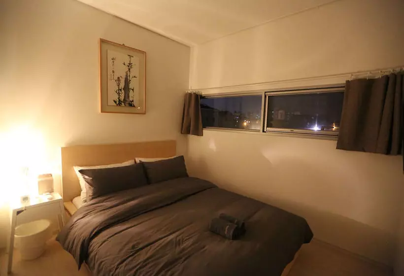 Runway Guesthouse  Hostel