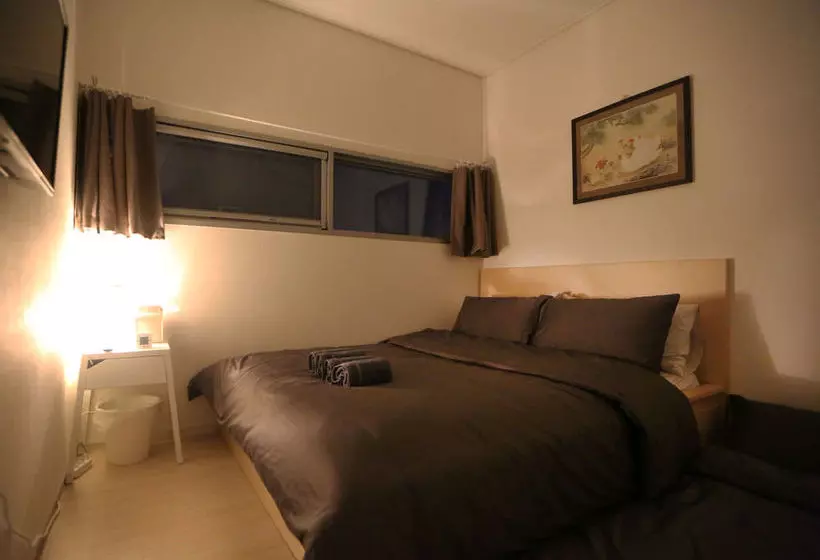 Runway Guesthouse  Hostel