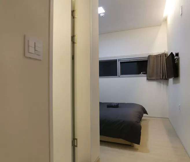 Runway Guesthouse  Hostel