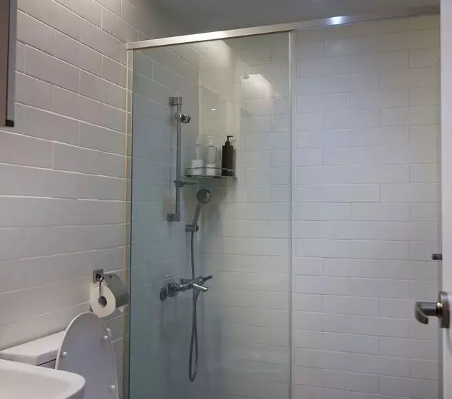 Runway Guesthouse  Hostel