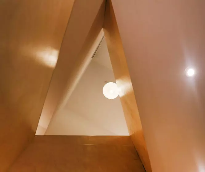 Runway Guesthouse  Hostel