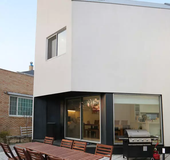 Runway Guesthouse  Hostel
