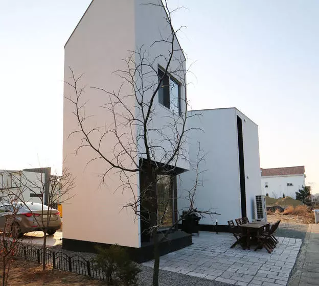 Runway Guesthouse  Hostel