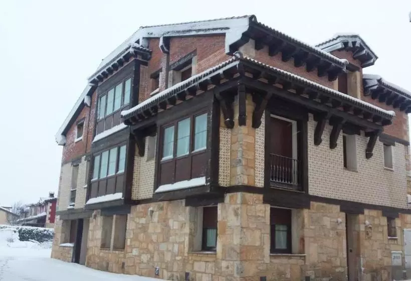 هتل El Casón De Los Poemas
