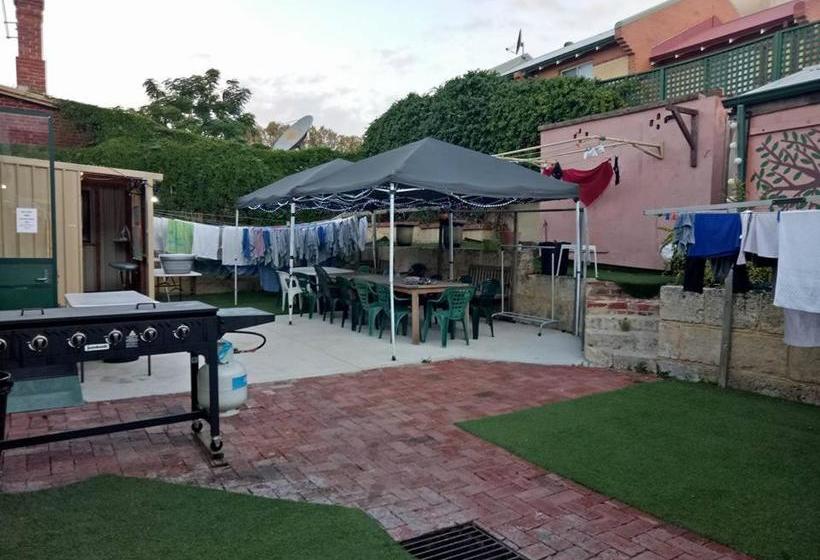 הוסטל Wickham Retreat Backpackers