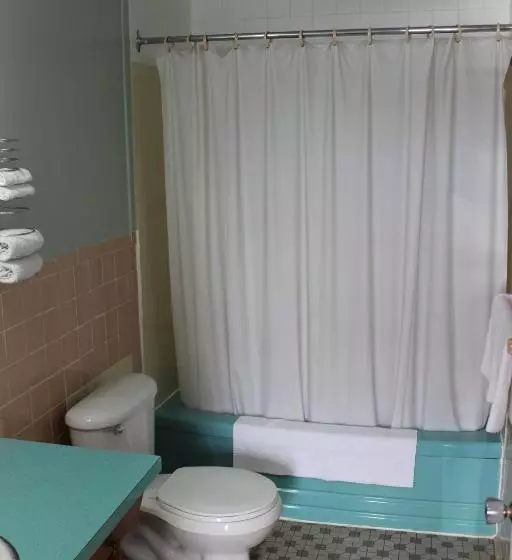 Colonial Motel