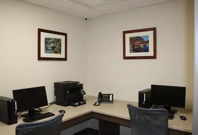 ホテル Crossroads Inn & Suites