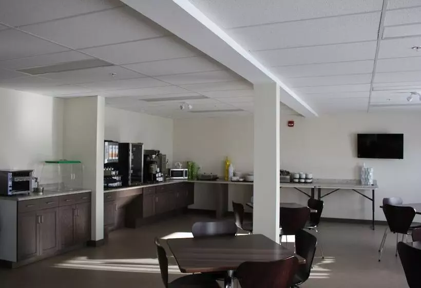 ホテル Crossroads Inn & Suites