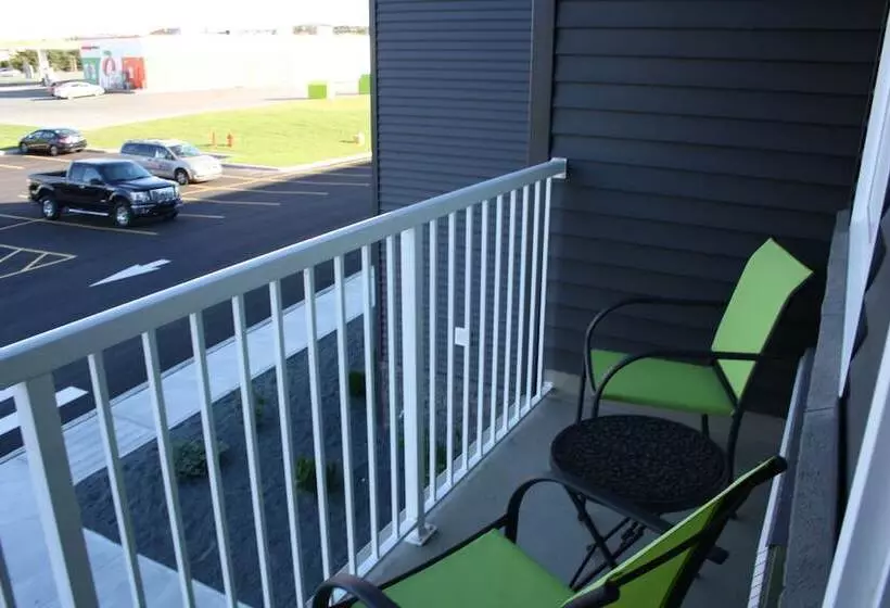 ホテル Crossroads Inn & Suites