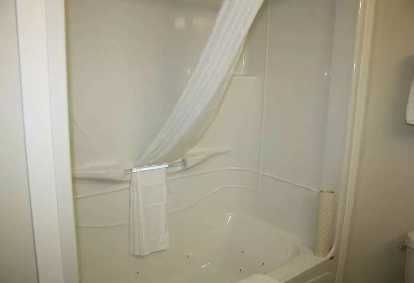 ホテル Crossroads Inn & Suites
