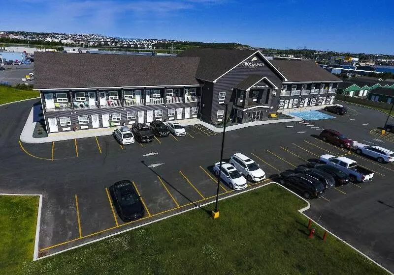 ホテル Crossroads Inn & Suites