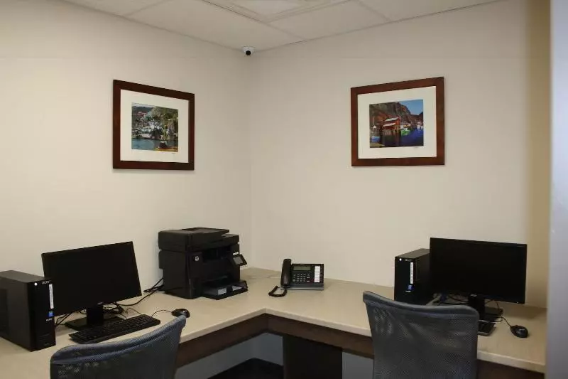 ホテル Crossroads Inn & Suites