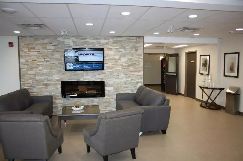 ホテル Crossroads Inn & Suites