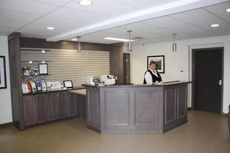 ホテル Crossroads Inn & Suites