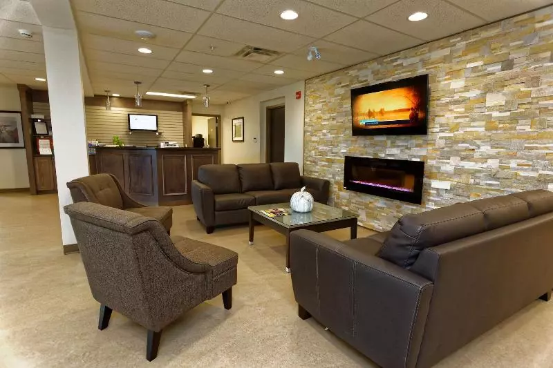 ホテル Crossroads Inn & Suites
