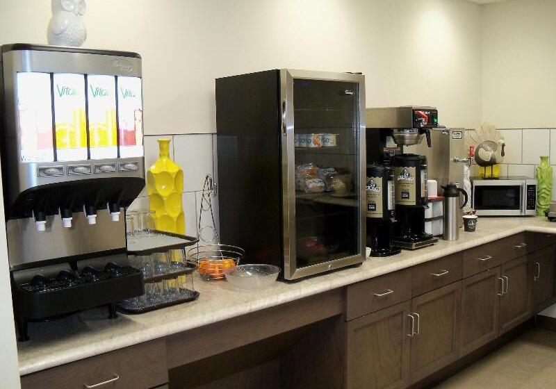 酒店 Crossroads Inn & Suites