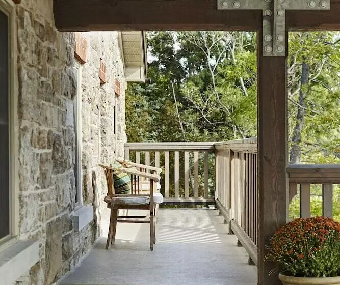 هتل The Barracks Inn
