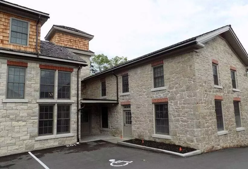 هتل The Barracks Inn