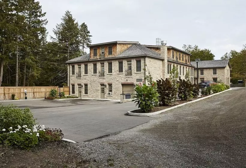 هتل The Barracks Inn