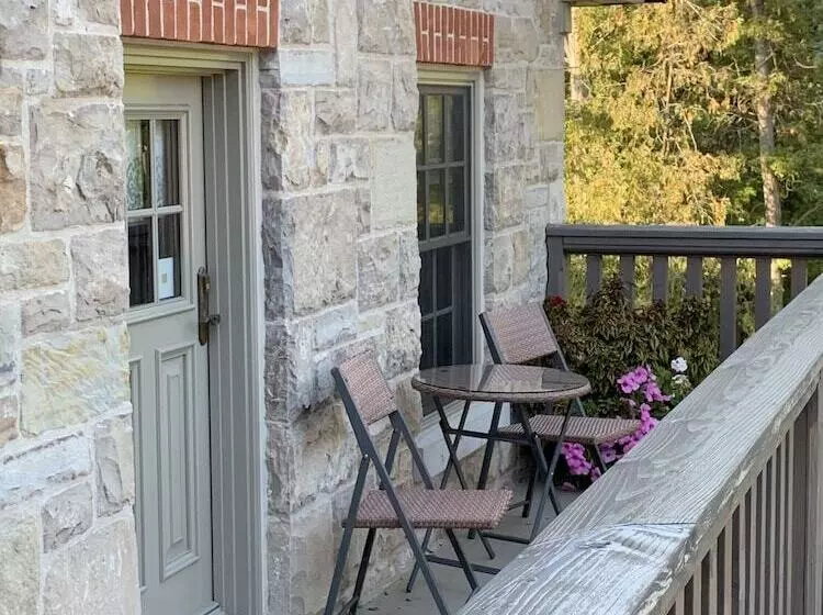 هتل The Barracks Inn