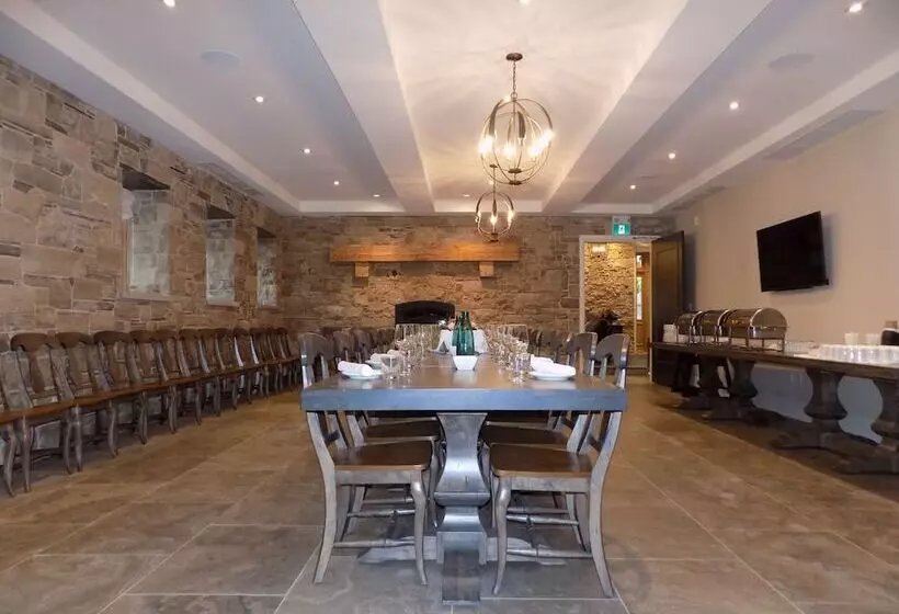 هتل The Barracks Inn
