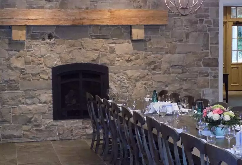 هتل The Barracks Inn
