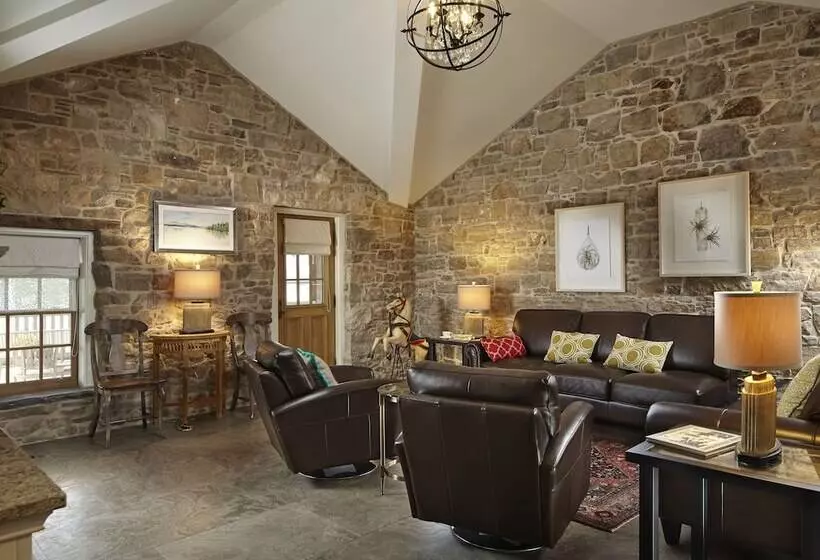 هتل The Barracks Inn