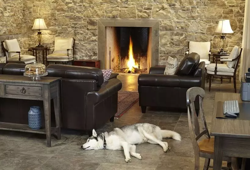 هتل The Barracks Inn