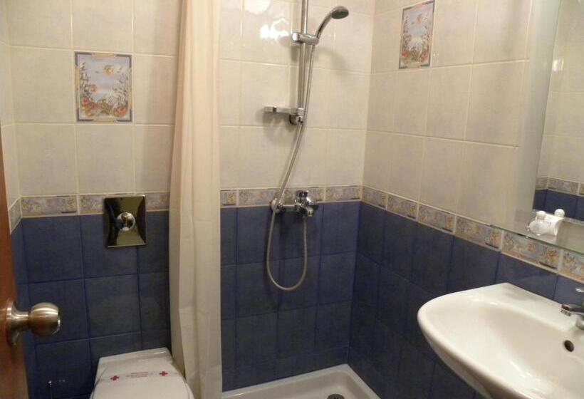 Three Dolphins Hotel With Rooftop Terracе