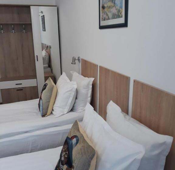 Three Dolphins Hotel With Rooftop Terracе