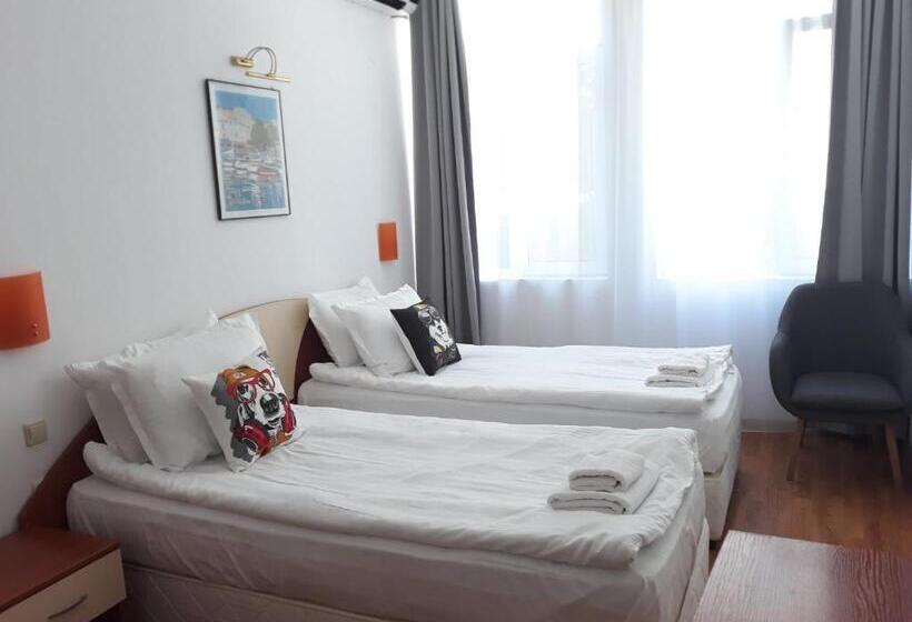 Three Dolphins Hotel With Rooftop Terracе