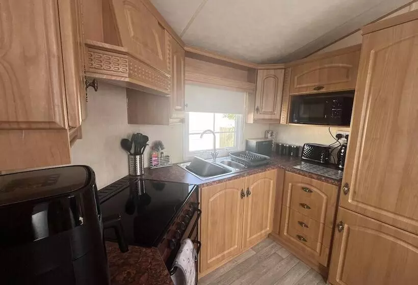 Cozy Cabin Retreat In Towyn